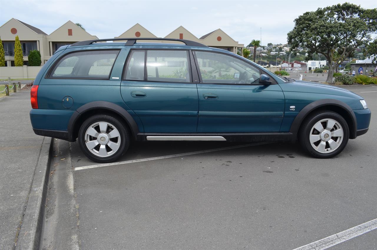 2004 Holden Adventra