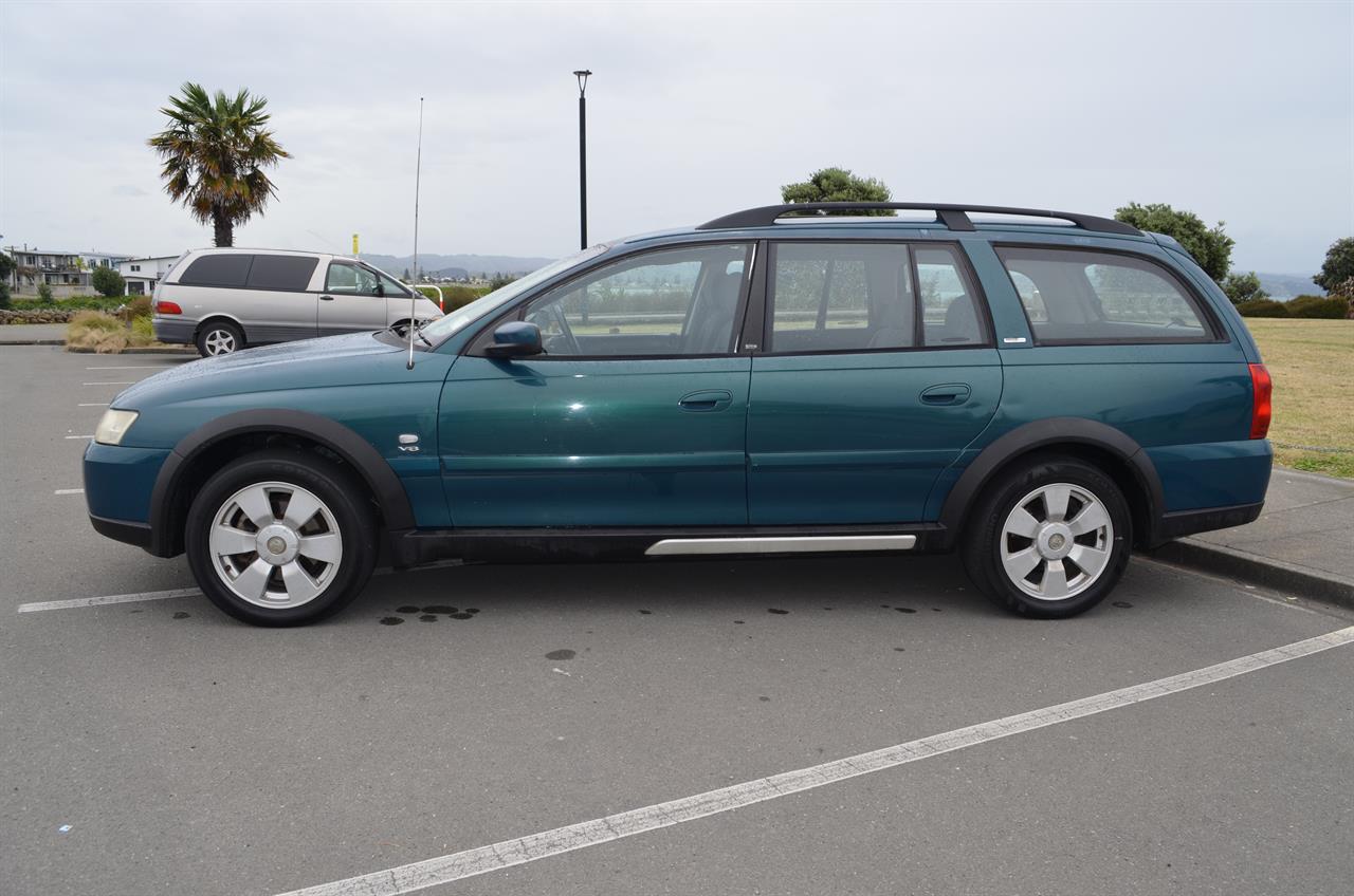 2004 Holden Adventra