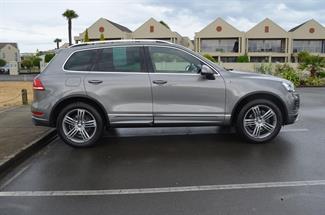 2013 Volkswagen Touareg - Thumbnail